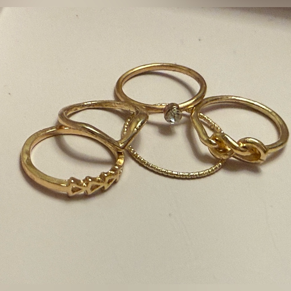 🎀Stunning Set of 5 gold stackable rings🎀